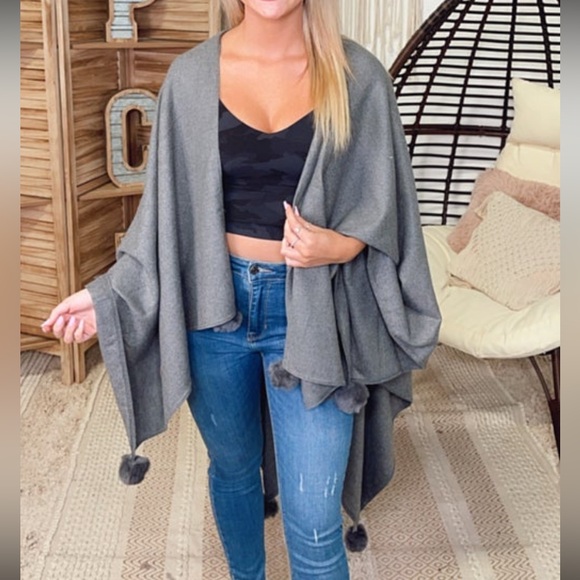 Gray shawl with poms, one size - Picture 5 of 5